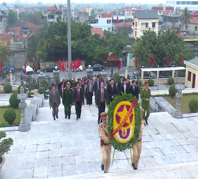 Đoàn đại biểu Thành ủy, HĐND, UBND, UB MTTQ viếng nghĩa trang Liệt sỹ và đặt vòng hoa tại Đài tưởng niệm Bác Hồ nhân dịp Tết Nguyên đán Đinh Dậu 2017
