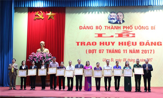 Thành phố Uông Bí trao huy hiệu Đảng đợt 7-11 cho 64 đảng viên