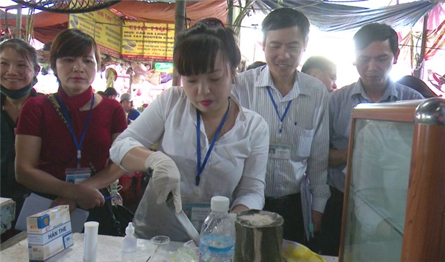 Kiểm tra vệ sinh an toàn thực phẩm tại chợ Thanh Sơn, chợ Trung tâm thành phố Uông Bí