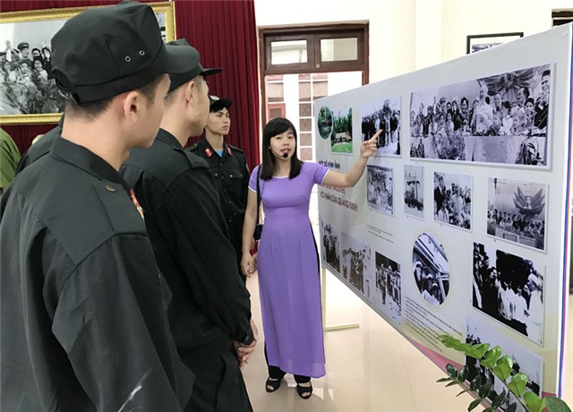 Trưng bày tư liệu về Chủ tịch Hồ Chí Minh