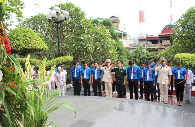 Đoàn Đại biểu Đại hội Đoàn TNCS Hồ Chí Minh thành phố: viếng nghĩa trang liệt sỹ và Đài tưởng niệm Bác Hồ