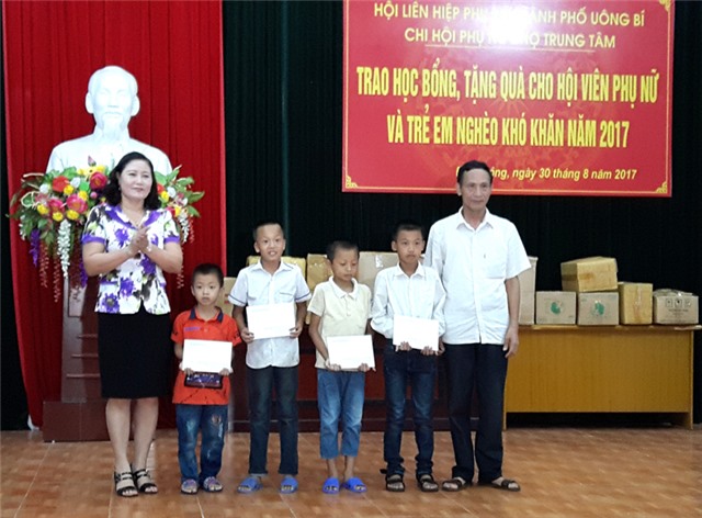 Chi hội Phụ nữ chợ trung tâm Uông Bí: Trao học bổng cho Trẻ em nghèo xã Điền Công