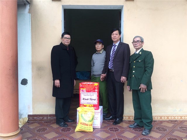 Đồng chí Phạm Tuấn Đạt, Phó Chủ tịch UBND thành phố: tặng quà Tết nạn nhân chất độc da cam tại phường Phương Đông