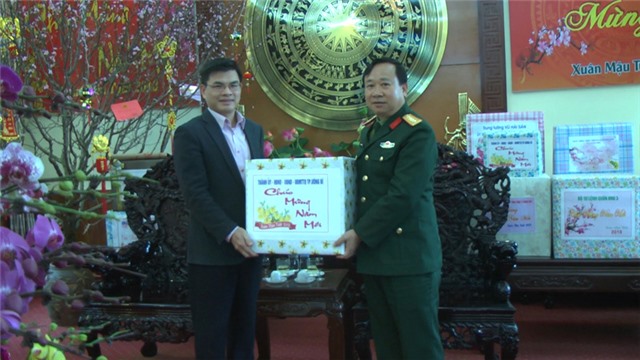 Lãnh đạo thành phố thăm, tặng quà các đơn vị quân đội, cảnh sát, thân nhân chiến sỹ công tác tại đảo xa nhân Tết Nguyên đán Mậu Tuất