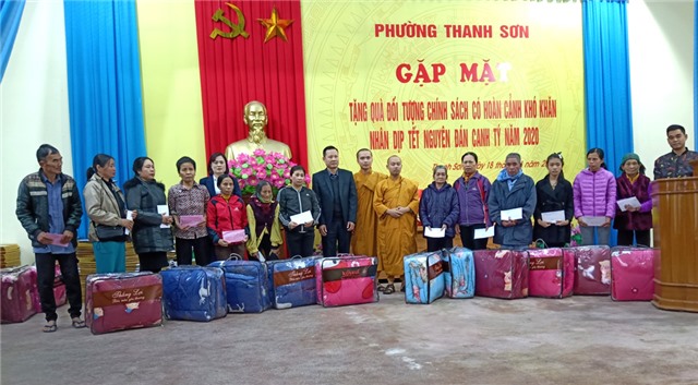 Phường Thanh Sơn tặng quà Tết Canh Tý cho hộ nghèo, khó khăn