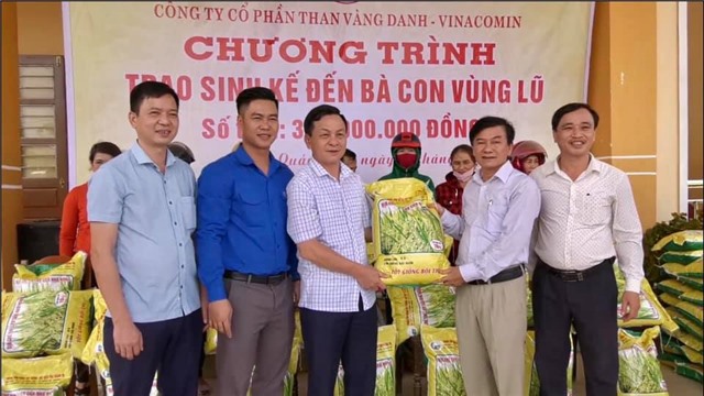 Công ty CP than Vàng Danh ủng hộ người dân bị thiệt hại do mưa lũ tại Quảng Trị