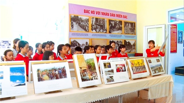 Học sinh Trường Tiểu học Lê Lợi hào hứng tham quan Nhà truyền thống - Thư viện thành phố