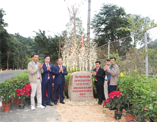 Gắn biển công trình Đường tuần tra bảo vệ rừng và Khu Di tích Quốc gia đặc biệt Yên Tử