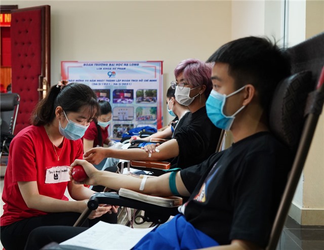 Đoàn viên thanh niên Đại học Hạ Long hiến máu tình nguyện