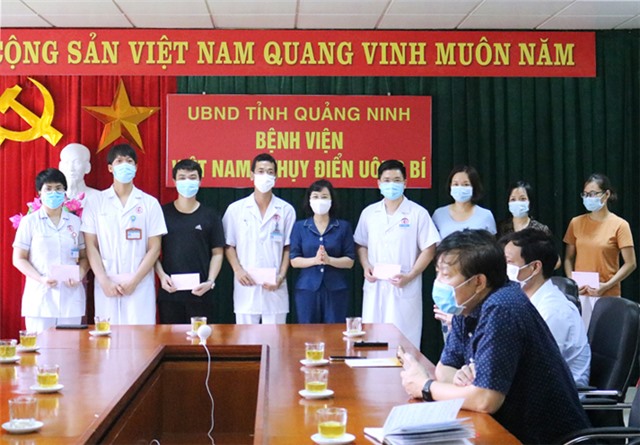 Phó Chủ tịch Thường trực HĐND tỉnh Trịnh Thị Minh Thanh thăm, động viên nhân viên y tế chuẩn bị lên đường hỗ trợ công tác chống dịch tại Tây Ninh