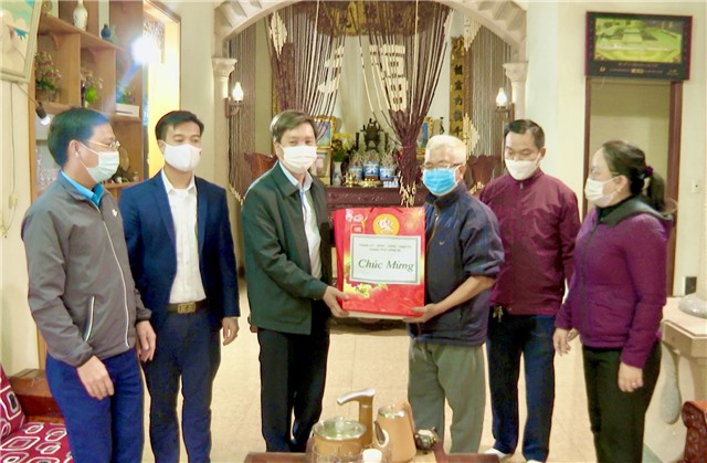 Đồng chí Nguyễn Văn Thành - Phó Chủ tịch Thường trực UBND thành phố thăm, tặng quà tết người có công và gia đình có hoàn cảnh khó khăn 