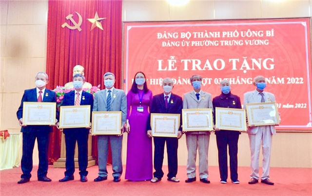Đảng ủy phường Trưng Vương: trao huy hiệu Đảng đợt 3-2 cho 8 đảng viên