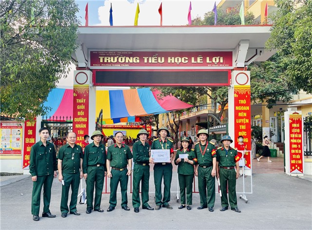 Tặng quà động viên các lực lượng tham gia mô hình Cổng trường an toàn giao thông phường Quang Trung 
