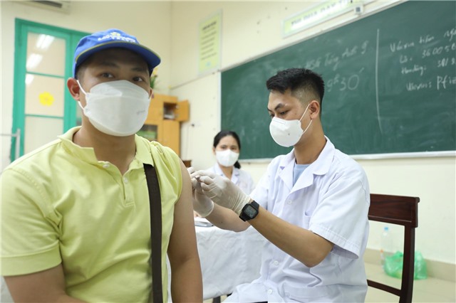 Việt Nam: Đi sau về trước trong tiêm chủng vaccine phòng COVID-19