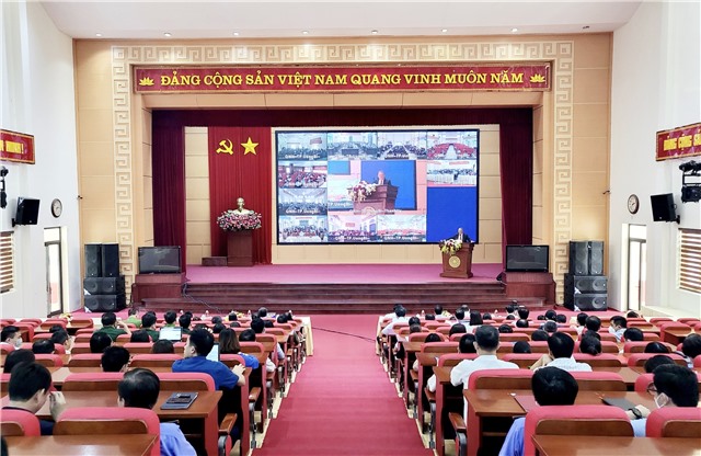 Hội nghị sinh hoạt chính trị về xây dựng, chỉnh đốn Đảng và hệ thống chính trị, triển khai chuyên đề học tập và làm theo tư tưởng, đạo đức, phong cách Hồ Chí Minh 