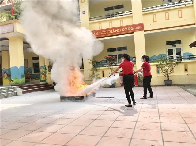 Tuyên truyền, thực tập phương án chữa cháy và CNCH tại trường Tiểu học Kim Đồng