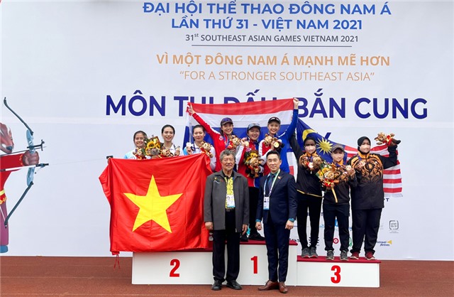 Cung thủ Quảng Ninh Lê Phạm Ngọc Anh và đồng đội đổi màu huy chương cho bắn cung Việt Nam 