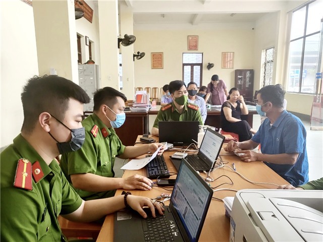 Công an thành phố Uông Bí: tiếp nhận trên 3.000 hồ sơ cấp CCCD gắn chip và tài khoản định danh điện tử 