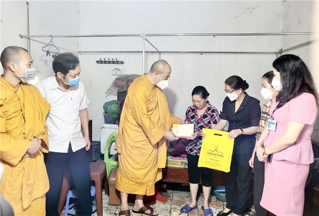 Chùa Ba Vàng tặng quà đối tượng chính sách dịp Đại lễ Phật đản 2022