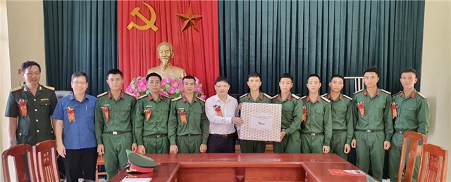 Bí thư Thành ủy Nghiêm Xuân Cường dự Lễ tuyên thệ chiến sĩ mới năm 2022 tại Trung đoàn 244