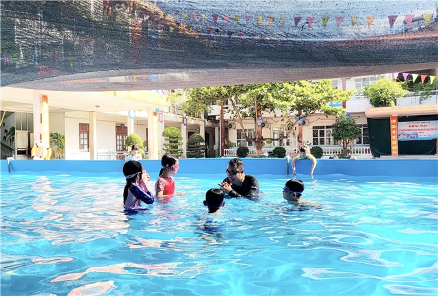 Phường Yên Thanh khai mạc lớp học bơi miễn phí cho trẻ em có hoàn cảnh khó khăn 