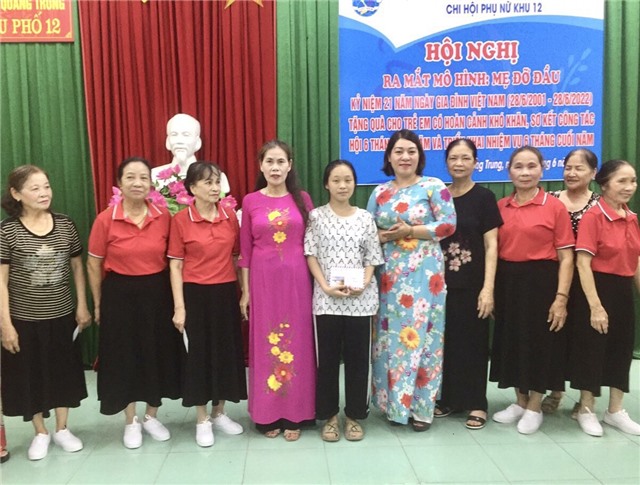 Chi hội phụ nữ  Khu 12 phường Quang Trung: sơ kết 6 tháng đầu năm và  ra mắt mô hình “Mẹ đỡ đầu”