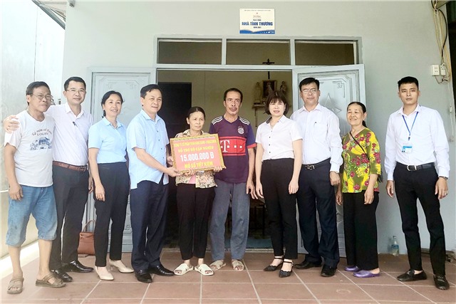 Công ty CP Than Vàng Danh trao 30 triệu đồng hỗ trợ 2 hộ cận nghèo tại phường Phương Nam