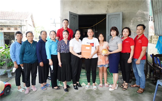 Quỹ khuyến khích phụ nữ phát triển tỉnh Quảng Ninh trao tặng 4 hợp đồng bảo hiểm nhân thọ cho trẻ em thuộc hộ cận nghèo