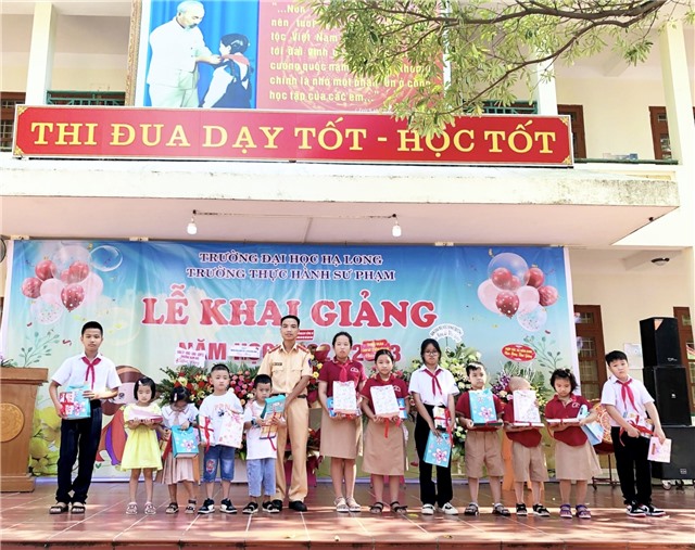 Đội CSGT đường sắt - Công an tỉnh Quảng Ninh trao quà cho  học sinh hoàn cảnh khó khăn nhân dịp năm học mới