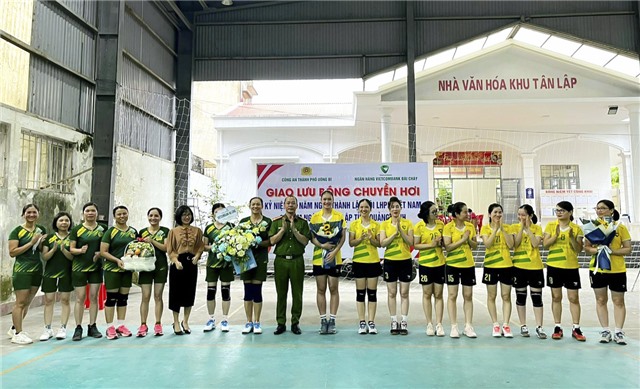 Đoàn Thanh niên - Hội Phụ nữ Công an thành phố Uông Bí tổ chức giao lưu bóng chuyền hơi