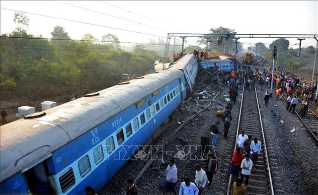 Ấn Độ: Va chạm giữa 2 tàu hỏa khiến ít nhất 10 người thiệt mạng