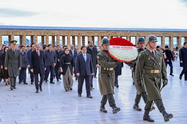 Thủ tướng vào lăng viếng 'người cha của đất nước Thổ Nhĩ Kỳ hiện đại'