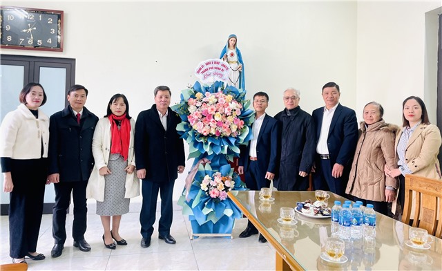 Phó Chủ tịch Thường trực UBND thành phố Nguyễn Văn Thành thăm, chúc mừng bà con giáo dân Giáo họ Thất tinh