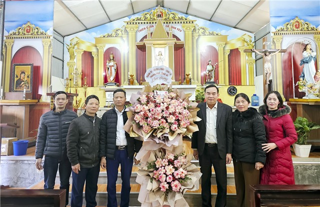 Đoàn công tác thành phố Uông Bí thăm, chúc mừng các giáo họ nhân dịp Lễ Giáng sinh 2023