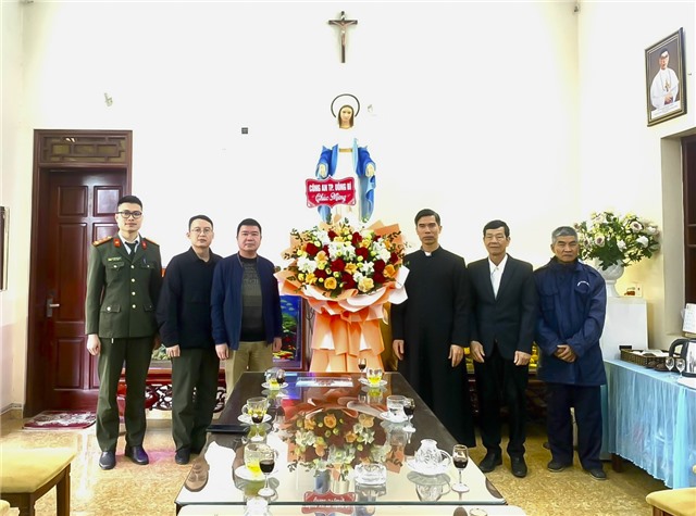Công an thành phố Uông Bí thăm, tặng quà đồng bào giáo dân nhân dịp lễ Giáng sinh năm 2023