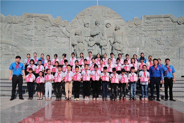 Đoàn đại biểu cháu ngoan Bác Hồ Phường Phương Nam báo công, dâng hương tại Di tích lịch sử lưu niệm sự kiện Bác Hồ về thăm Uông Bí