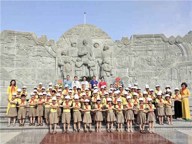 Liên đội trường tiểu học Quang Trung kết nạp 82 đội viên mới