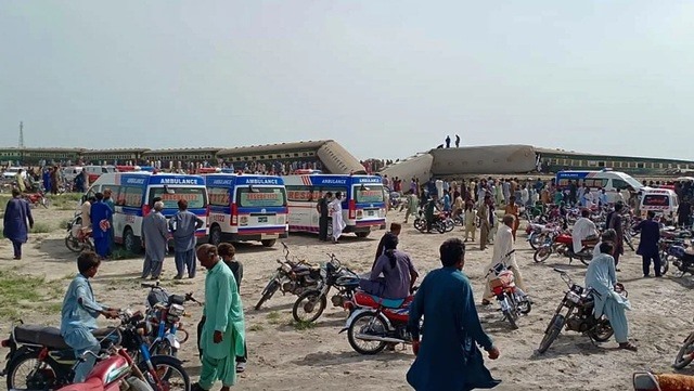 Tàu hỏa trật đường ray ở Pakistan, 30 người chết, 67 người bị thương