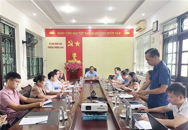 Đồng chí Bùi Văn Thành, Phó Chủ tịch UBND Thành phố đối thoại với hộ gia đình ông Ngô Mạnh Hùng, phường Phương Nam