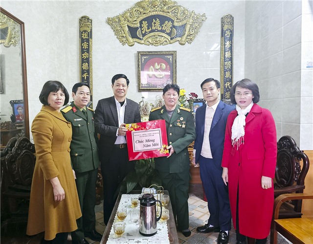 Chủ tịch UBND thành phố thăm và tặng quà nhân dịp Tết Nguyên đán 2024