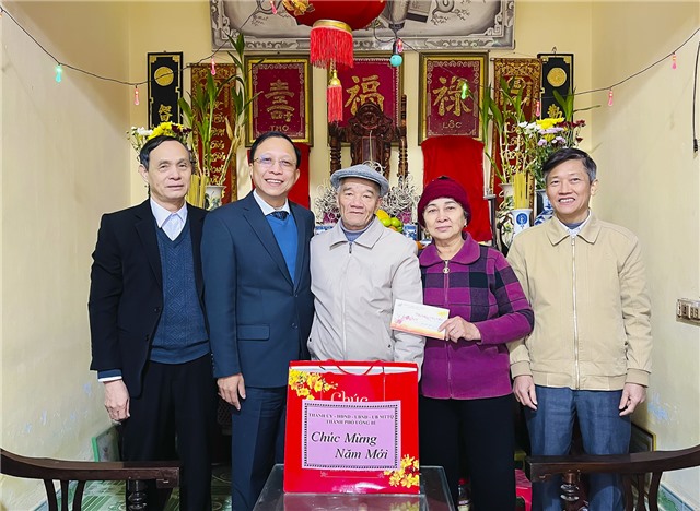 Phó Bí thư Thường trực Thành ủy Nguyễn Chiến Thắng tặng quà Tết gia đình người có công 