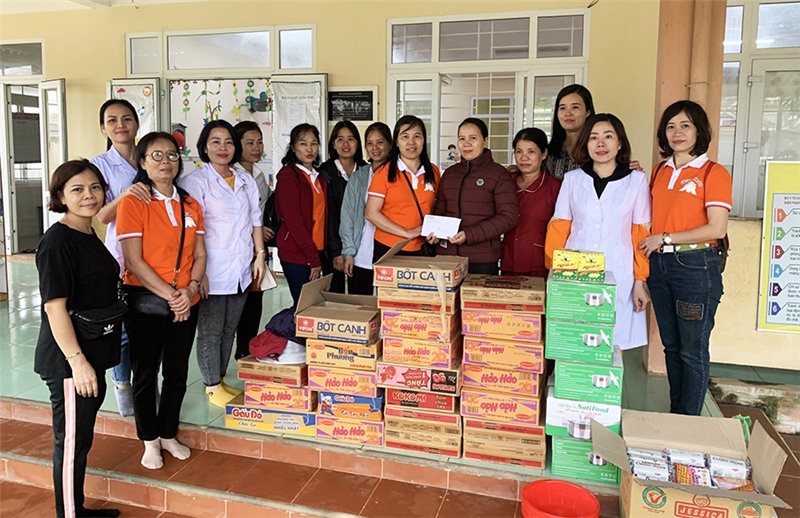 Nhóm thiện nguyện của Hội y, dược tư nhân TP Uông Bí tặng quà cho Trường mầm non Trung Hải, huyện Gio Linh, tỉnh Quảng Trị, tháng 11/2020.