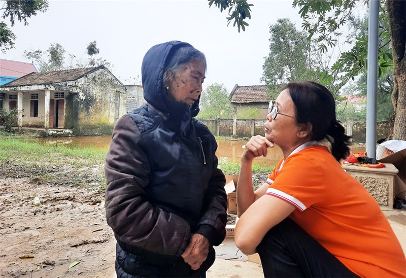 Thành viên Đội tình nguyện Hội y, dược TP Uông Bí thăm hỏi người dân vùng lũ Quảng Bình.