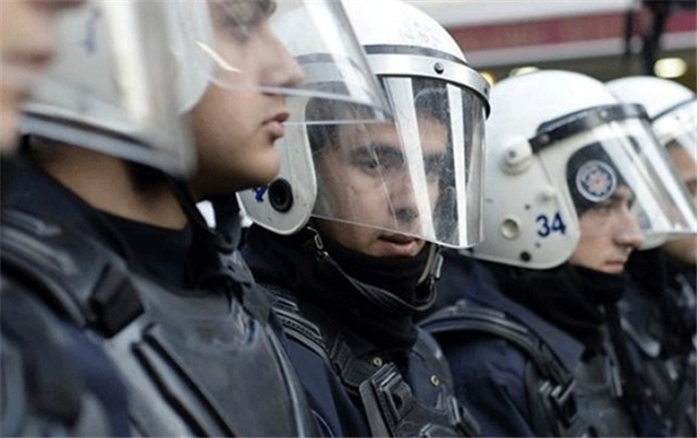 Thổ Nhĩ Kỳ đình chỉ 12.800 cảnh sát, gia hạn tình trạng khẩn cấp
