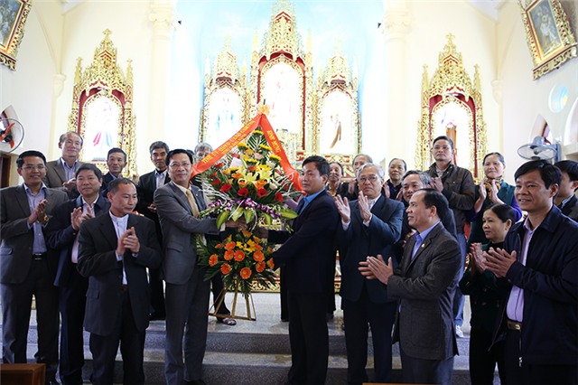 Bí thư Tỉnh ủy Nguyễn Văn Đọc thăm, chúc mừng giáo họ Thất Tinh nhân dịp Lễ Giáng sinh