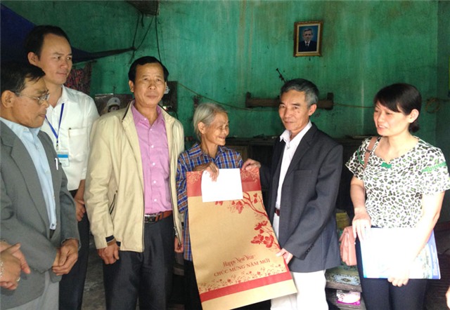 Hội Chữ thập đỏ thành phố cùng Công đoàn, Hội Chữ thập đỏ Công ty Nhiệt điện Uông Bí thăm và tặng quà các gia đình khó khăn 