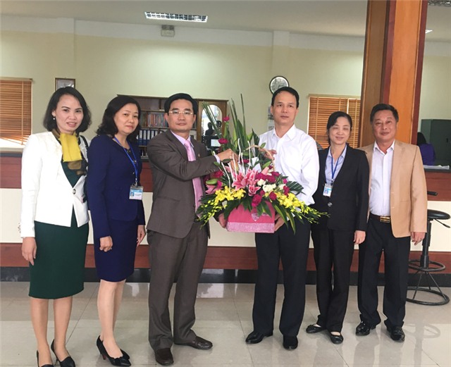 Đồng chí Chủ tịch UBND thành phố Nguyễn Anh Tú khen thưởng đột xuất Kho Bạc Nhà nước thành phố