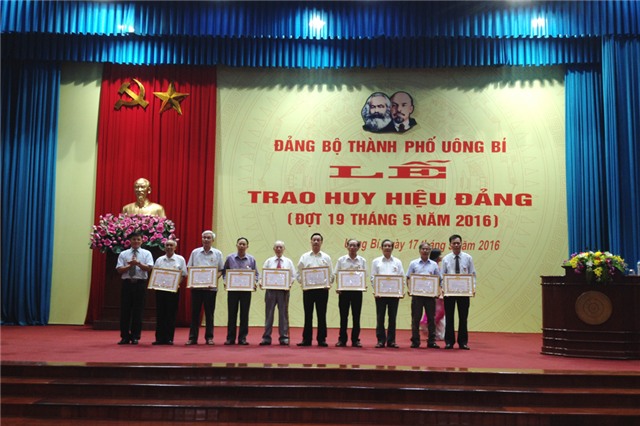 Đảng bộ thành phố Uông Bí: Lễ trao huy hiệu Đảng đợt 19-5-2016