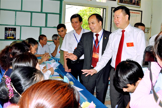 Bản tin bầu cử TP Uông Bí cập nhật 16 giờ ngày 22-5: Đến 16 giờ ngày 22-5, gần 98% cử tri TP Uông Bí đã tham gia bỏ phiếu bầu cử