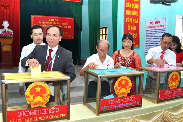 Lãnh đạo TP Uông Bí dự khai mạc và bỏ phiếu bầu cử trên địa bàn thành phố